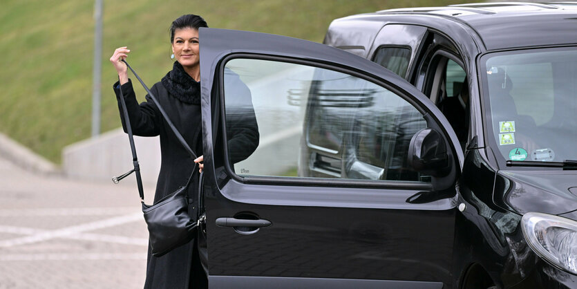 Sahra Wagenknecht (BSW) steigt in Erfurt aus einem Auto, um eine Kampagne ihrer neuen Partei "Bündnis Sahra Wagenknecht" für die Landtagswahl am 1. September in Thüringen vorzustellen.