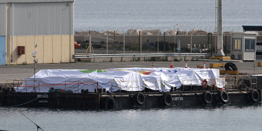 Mit weißen Planen bedeckte Güter auf einem Schiff