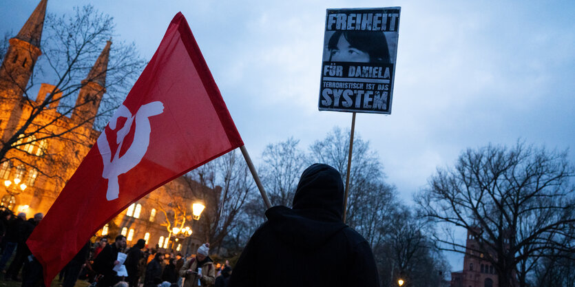 Poster mit der Aufschrift: „Freiheit für Daniela - Terroristisch ist das System"