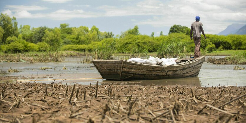 Ein Boot auf zuvor überflutetem Grund