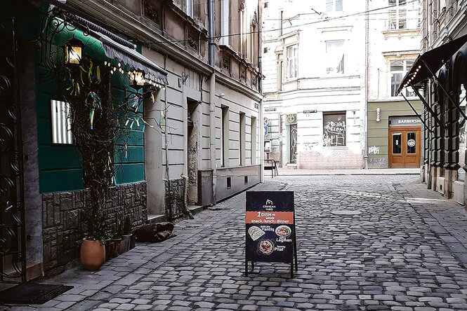 Ein Standschild inmitten einer Altstadtgasse