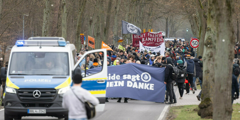 Bei einer Demonstration gegen die tesla-Erweiterung unter dem Motto «tesla Nein Danke!» tragen Teilnehmer ein Transparent mit der Aufschrift "Grünheide sagt tesla nein danke".