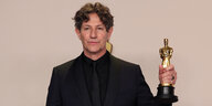 Regisseur Jonathan Glazer mit einem Oscar.