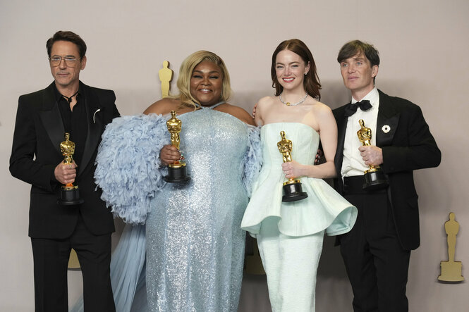 Die Schauspieler:innen Robert Downey, Da'Vine Joy Randolph, Emma Stone und Cillian Murphy auf einer Bühne.