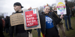 Protest mit Schildern und Plakaten.