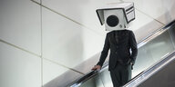 Ein Teilnehmer mit einer Maske in Form einer Überwachungskamera bei einer Aktion gegen gegen Videoüberwachung und automatisierte Gesichtserkennung im öffentlichen Raum.