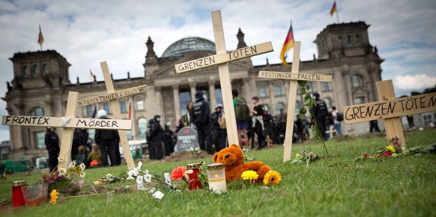 Holzkreuze standen im Juni auf der Wiese vor dem Reichstagsgebäude.