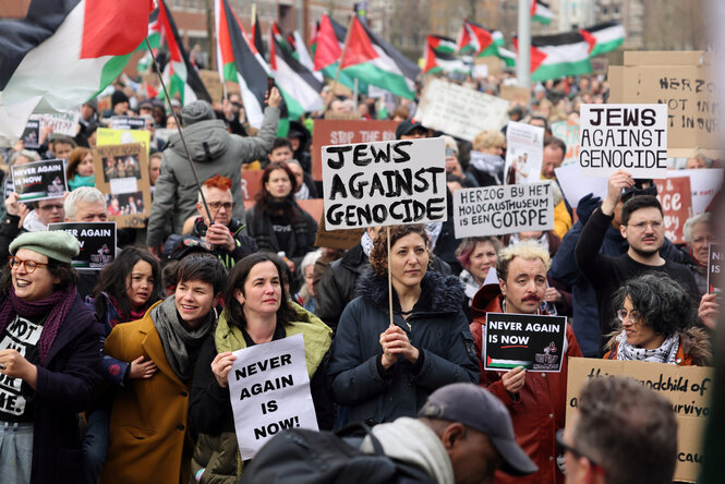 Demonstration mit Schildern und Fahnen.