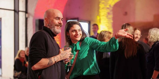 Der Installations-Künstler Andreas Angelidakis und die Museumschefin Noura Dirani stehen am Eröffnungsabend zusammen.