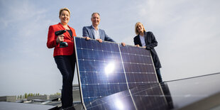 Franziska Giffey (SPD, l-r), Berliner Senatorin für Wirtschaft, Energie und Betriebe, Mario Tobias, Vorsitzender der Geschäftsführung der Messe Berlin, und Kerstin Busch, Geschäftsführerin der Berliner Stadtwerke, stehen bei einem Pressetermin zum Bau von Berlins größter Photovoltaik-Anlage