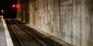 Ein rotes Licht leuchtet am leeren Gleis auf dem Flughafenbahnhof in Köln