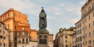 Eine Statue in einer Altstadt.