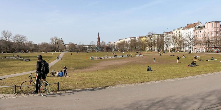 Ein Mann mit Fahrrad im Görlitzer Park in Berlin-Kreuzberg