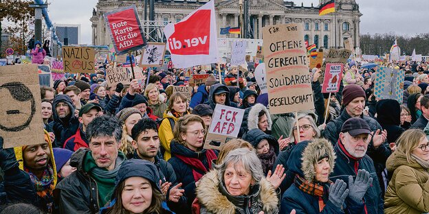 Viele Menschen stehen mit Schildern auf einer Demonstration gegen rechts