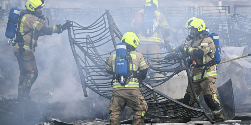 Feuerwehrleute löschen einen Barnd.