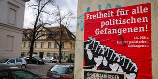 Demonstrationsaufruf der Roten Hilfe: Plakat mit gereckten Fäusten