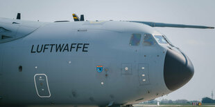 Ein militärisches Lufttransportflugzeug des Typ A400M stehet auf dem Rollfeld des Lufttransportgeschwader 62 im niedersächsischen Wunstorf