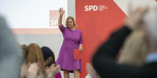 Innenministerin Faeser winkt bei einer Veranstaltung.