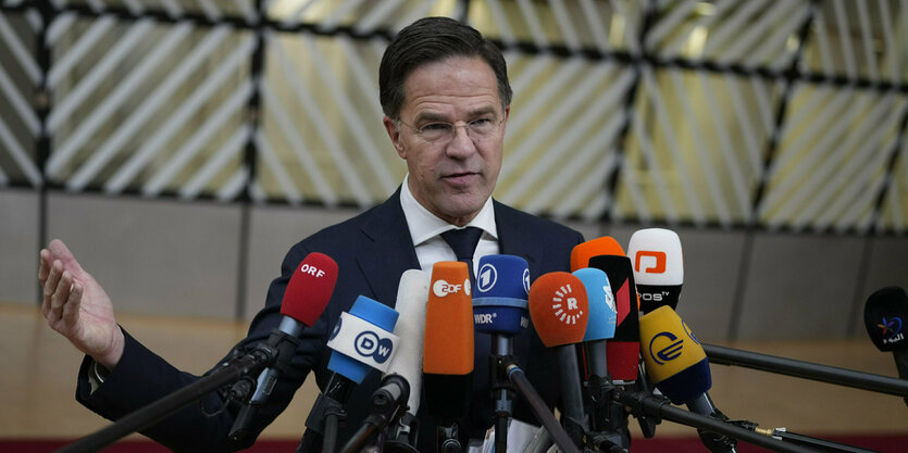 Mark Rutte redet in viele Mikrofone