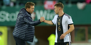 Trainer Julian Nagelsmann mit Spieler Joshua Kimmich.