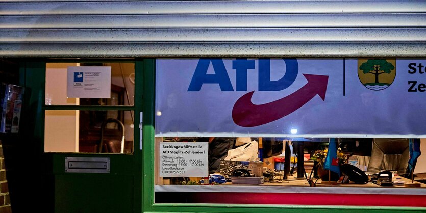 Halb herutergelassener Rollladen an einem AfD-Büro.