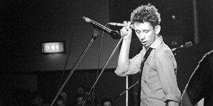 Shane MacGowan am Mikrofon im Jahr 1988