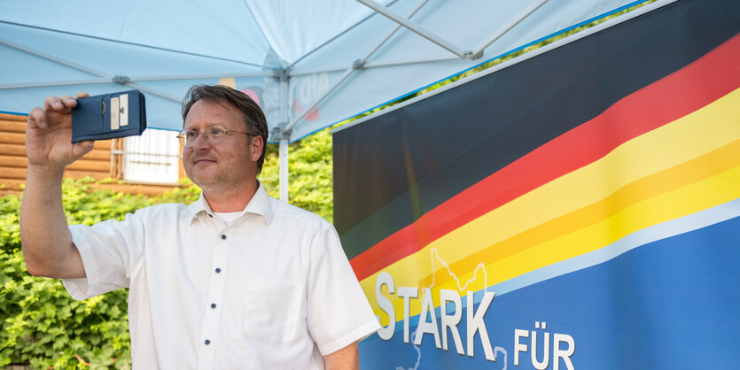 AfD-Politiker macht einen Selfie.