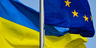 Die Fahnen der Ukraine und der EU wehen an Fahnenmasten