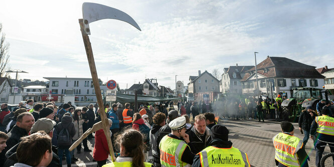 Zahlreiche Menschen versammeln sich beim politischen Aschermittwoch bei der Veranstaltung der baden-württimbergischen Grünen vor der Stadthalle in Biberbach. Durch Proteste der landwirte wird die Veranstaltung abgesagt. Das AntiKonfliktTeam der Polizei greift ein