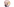 Ein Mann mit Baskenmütze steht vor einem Bild, seine rechte Hand ist rot gefärbt. Hinter ihm stehen zwei Frauen. Eine Frau fragt die andere: "Ihr Mann ist jetzt auch Künstler". Die andere Frau hat einen roten Händeabdruck auf der Rückseite ihres Kleides