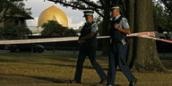Polizisten patroullieren vor einer Moschee