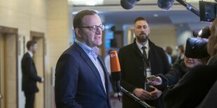 Jens Spahn von der CDU vor der Presse.