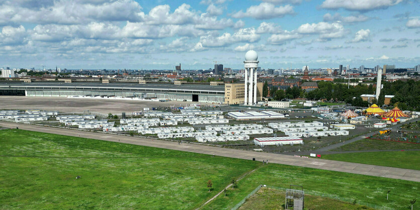 Wohncontainer für Geflüchtete, stehen vor dem früheren Hangar auf dem Tempelhofer Feld.