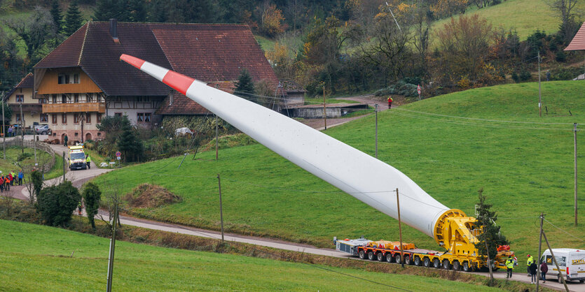 Ein Rotoblatt einer Windkraftanlage wird transportiert.