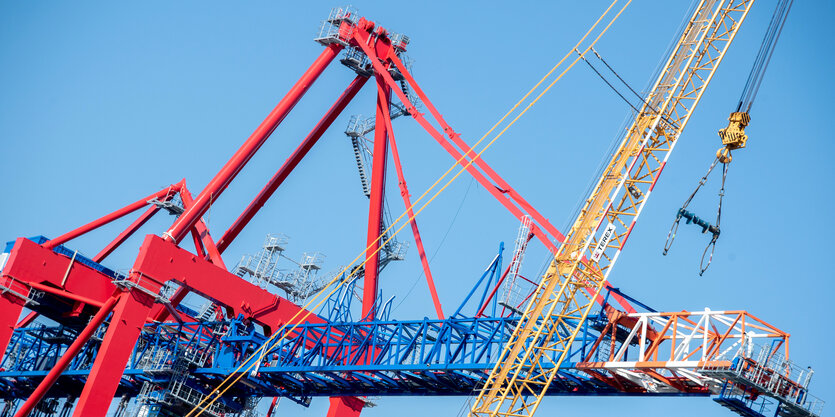 Baukräne arbeiten an Containerkränen