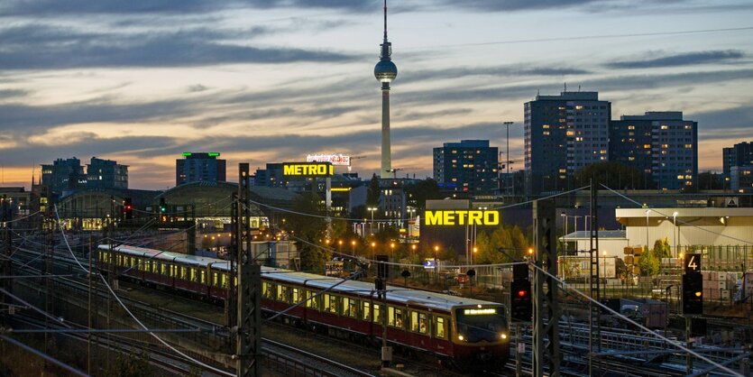 Berlinpanorama mit S-Bahn.