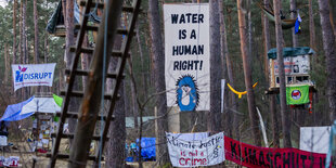 Plakate und Baumhäuser im Wald