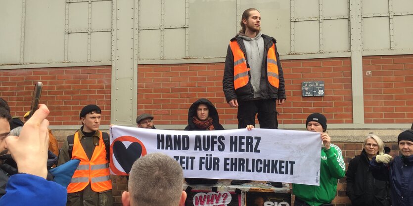 Letzte Generation Demonstranten mit Banner an der Warschauer Straße