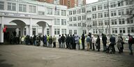 Ein Warteschlange vor einem Wahllokal in moskau