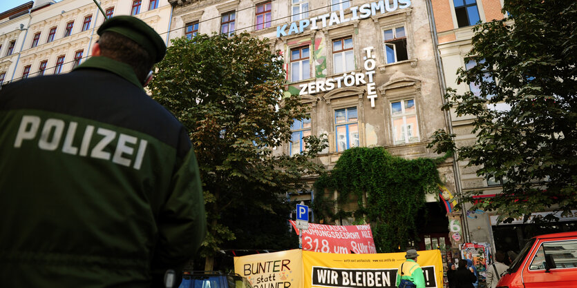 Polizisten stehen 2010 in der Kastanienallee in Berlin vor einem ehemals besetzten Haus.