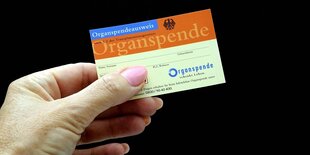 Papierausweis für Organspender und -spenderinnen