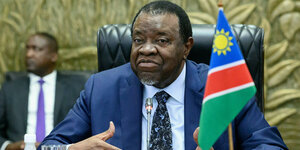 Der Präsident von Namibia, Hage Gottfried geingob, sitzt an einem SChreibtisch und spricht