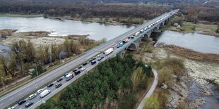 Drohnenaufnahme eines LKW-Staus