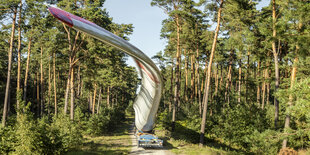 Transport eines Rotorblattes im Wald