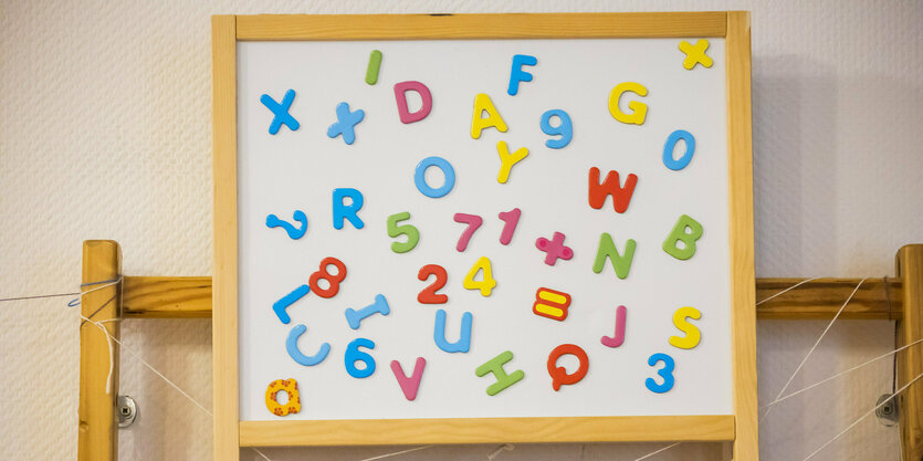 Buchstabensalat auf einer Tafel in der Kita