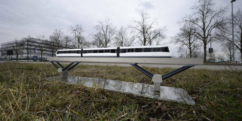 Das Bild zeigt ein Modell der Magnetschwebebahn der Firma Max Bögl