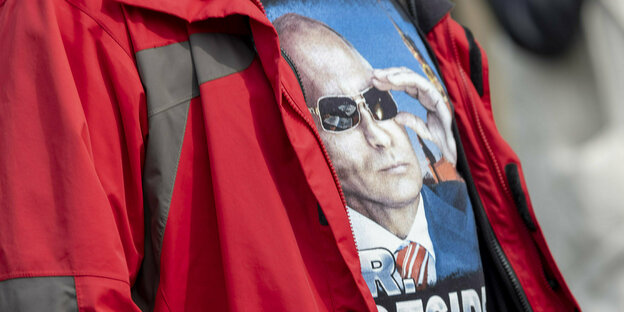 AfD Anhänger mit Putin T-Shirt