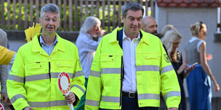 Michael Piazolo, Kultusminister Bayerns und Markus Söder, Ministerpraesident Bayerns mit Kellen als Schuelerlotsen