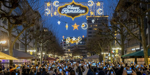 Hunterte fotografieren mit ihren Mobiltelefonen die Leuchschrift Happy Ramadan in der Zeil