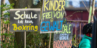 Schilder bei Demonstration in Cottbus. "Schule ist kein Boxring" steht auf einem der Schilder.